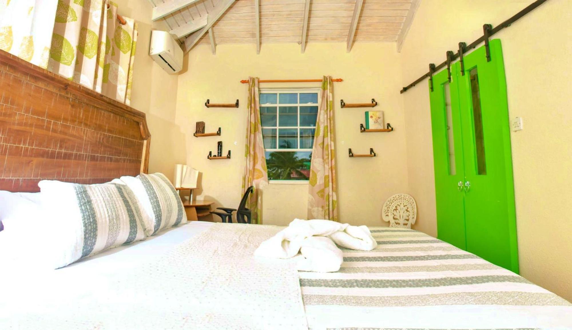 Cozy Modern Upstairs 2 Bed A/C Apt Near 2 Everything Saint Philip Exterior foto