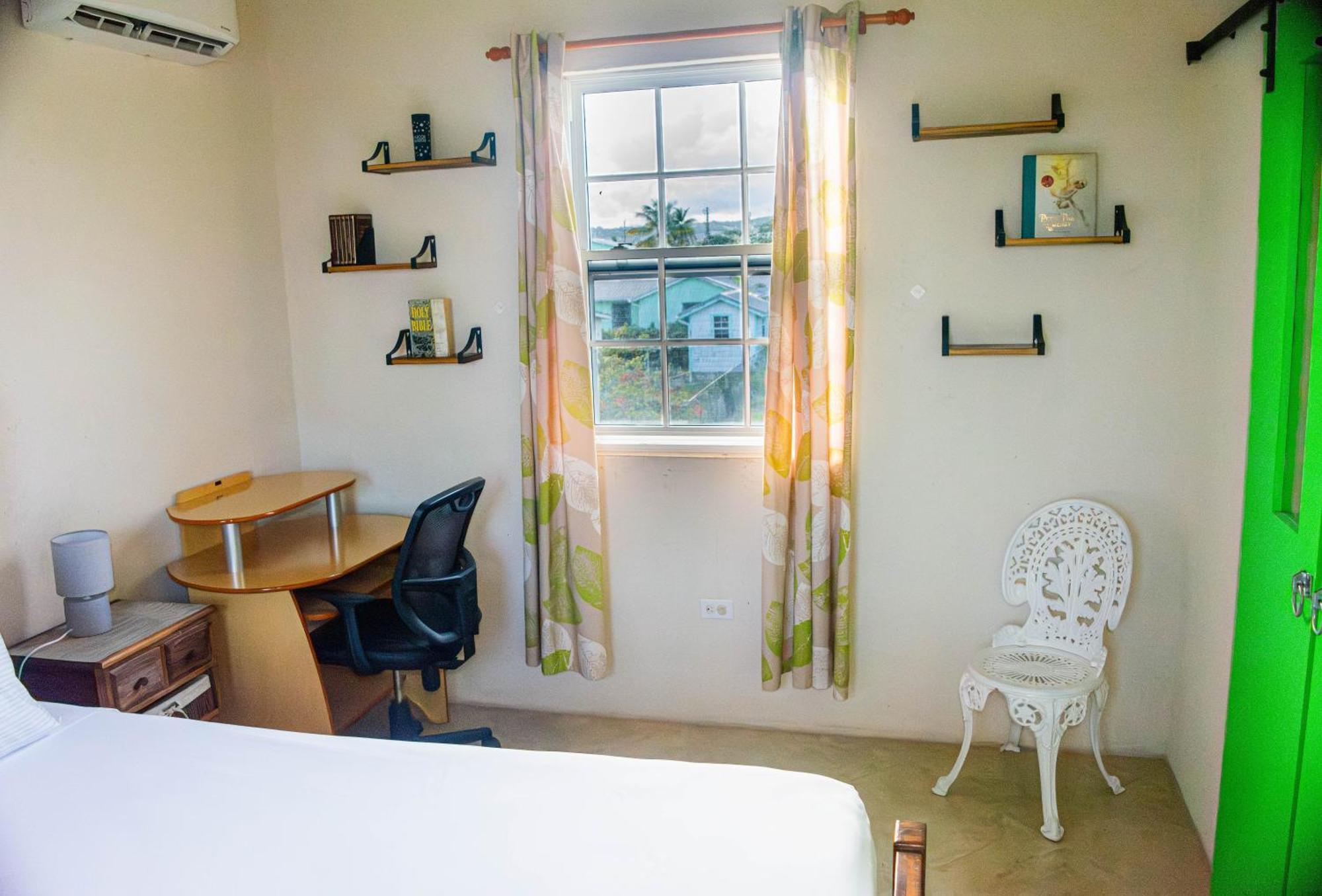 Cozy Modern Upstairs 2 Bed A/C Apt Near 2 Everything Saint Philip Exterior foto